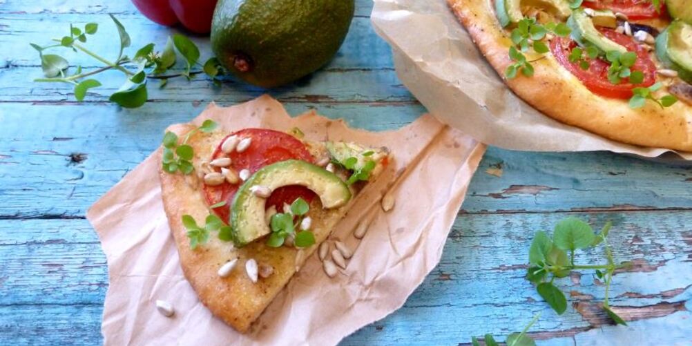 Рецепт пиццы с авокадо и семечками