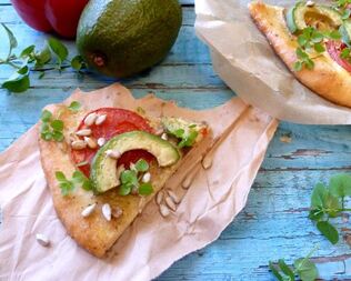 Пицца с авокадо и семечками