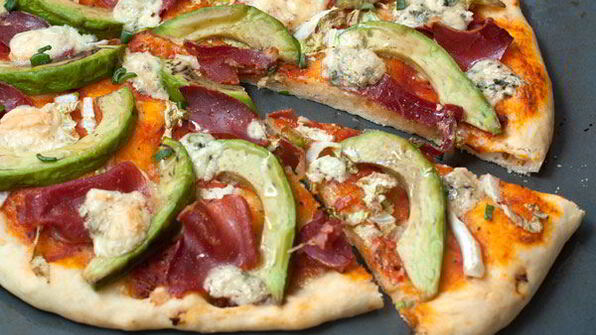 пицца с авокадо