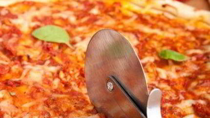 Пицца с бараниной и помидорами