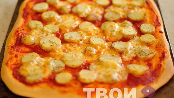 пицца с картофелем, розмарином и тимьяном