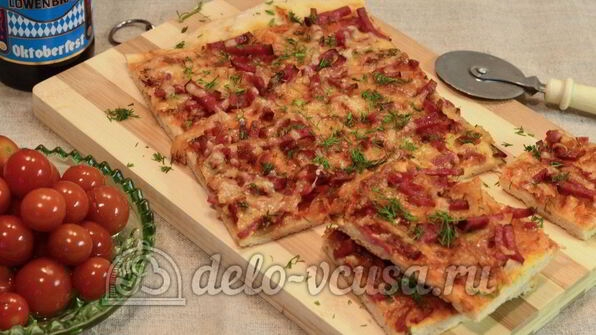 пицца с колбасой