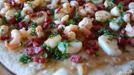 Пицца с креветками и колбасой