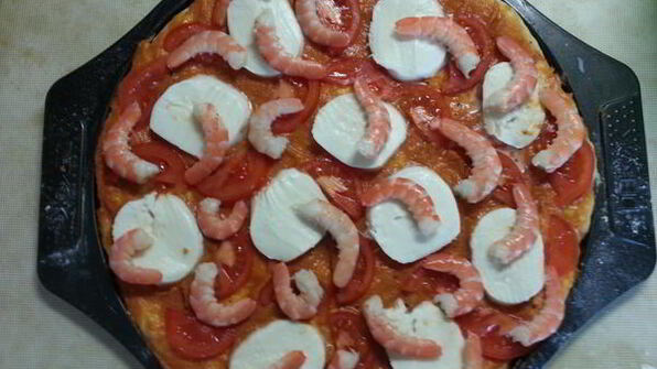 пицца с креветками и рукколой