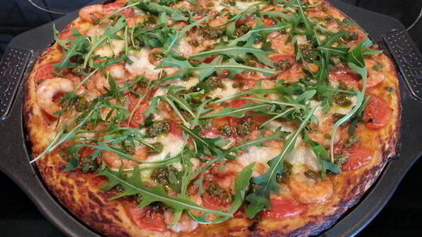 пицца с креветками и рукколой