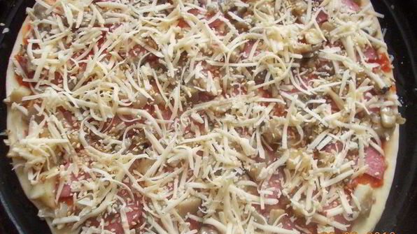 пицца с салями и грибами