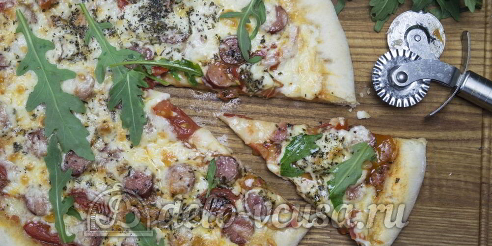 Рецепт пиццы с сосисками и помидорами