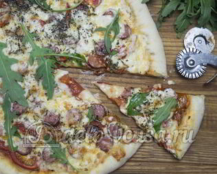 Пицца с сосисками и помидорами