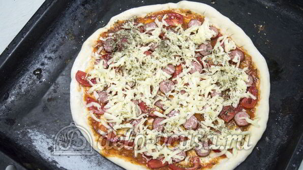 пицца с сосисками и помидорами