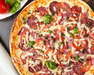 Пицца с томатами и ветчиной