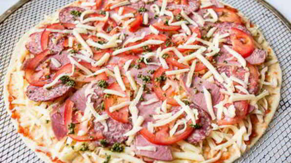 пицца с томатами и ветчиной