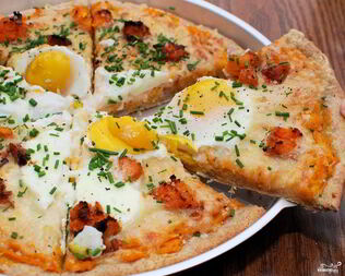 Пицца с яйцом и сыром