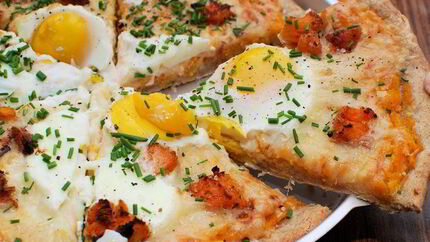 Пицца с яйцом и сыром