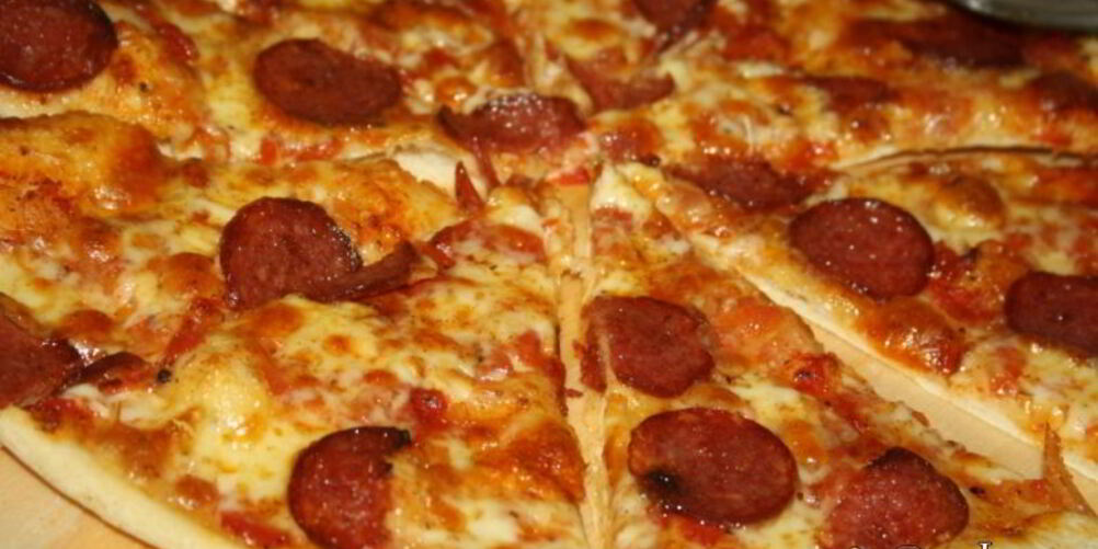 Рецепт пиццы салями пеперони с домашним томатным соусом