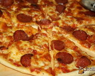 Пицца салями пеперони с домашним томатным соусом
