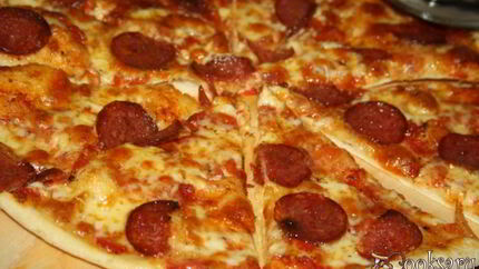 Пицца салями пеперони с домашним томатным соусом