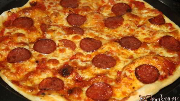 пицца салями пеперони с домашним томатным соусом