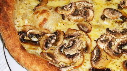 Пицца со свежими грибами