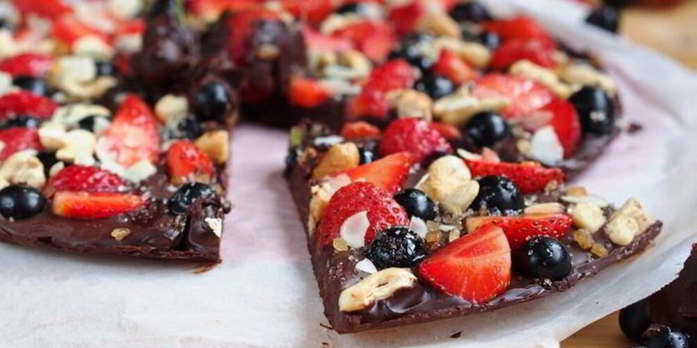 Рецепт шоколадной пиццы с ягодами