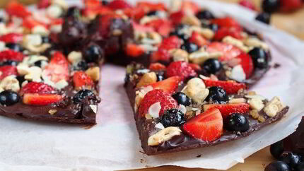 Шоколадная пицца с ягодами