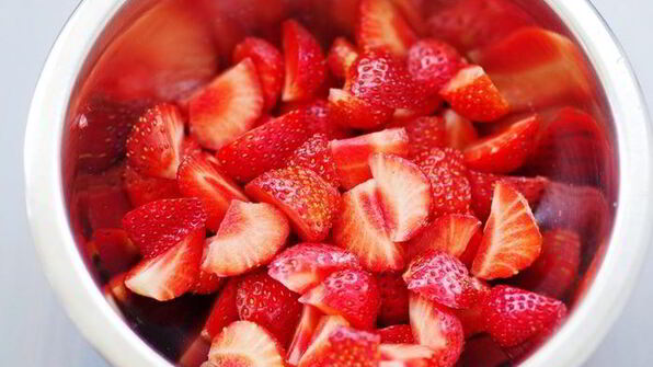 шоколадная пицца с ягодами