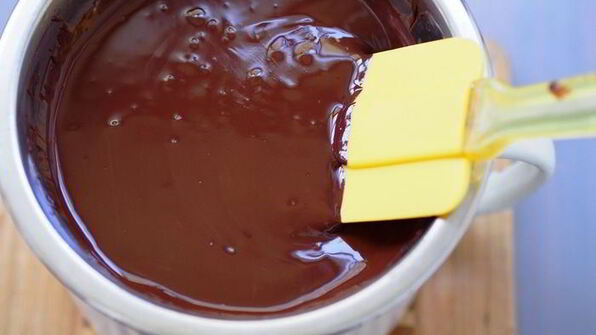 шоколадная пицца с ягодами