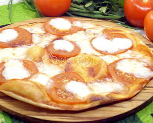 Тонкая пицца с моцареллой