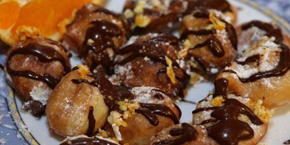 Рецепт апельсиновых пончиков с шоколадным соусом