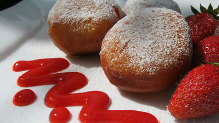 Пончики с клубничной начинкой