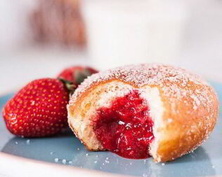 Пончики с клубникой дома