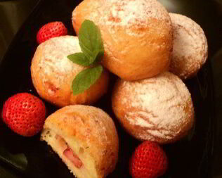 Творожные пончики с клубникой