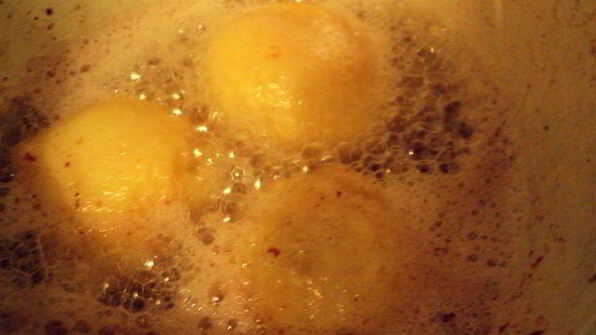 творожные пончики с клубникой