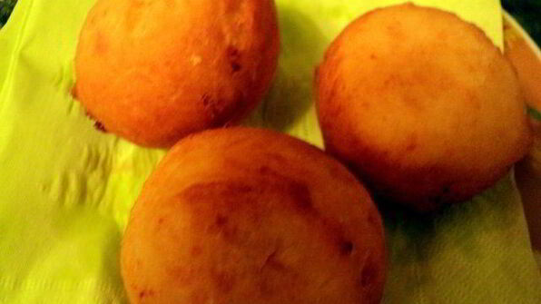 творожные пончики с клубникой