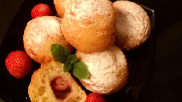 творожные пончики с клубникой