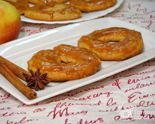 Яблочные пончики с карамелью