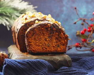 Шоколадный пряник с орехами и джемом