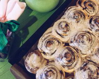 Рулетики с корицей под сырной глазурью