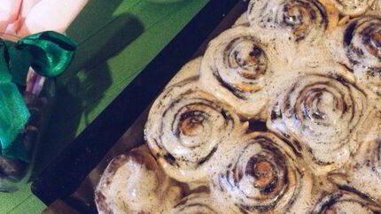 Рулетики с корицей под сырной глазурью