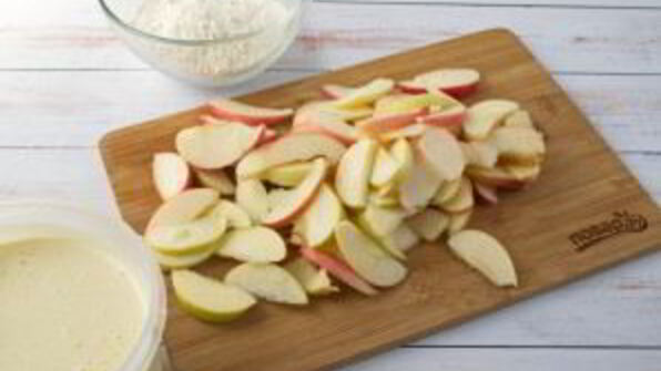 пирог с яблоками шарлотка