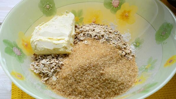 шарлотка на простокваше со сливочной крошкой