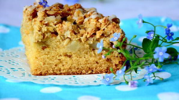 шарлотка на простокваше со сливочной крошкой