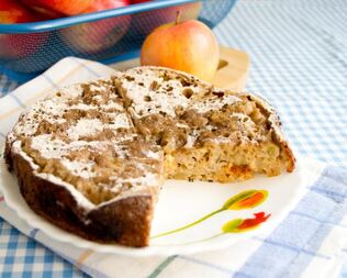 Шарлотка на сковороде с яблоками