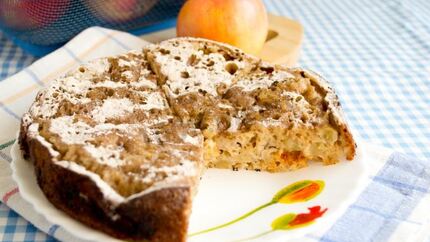 Шарлотка на сковороде с яблоками