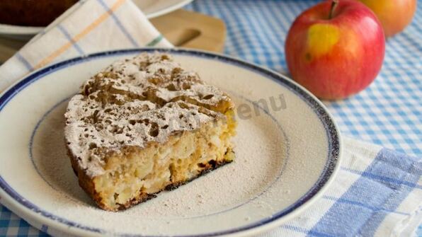 шарлотка на сковороде с яблоками