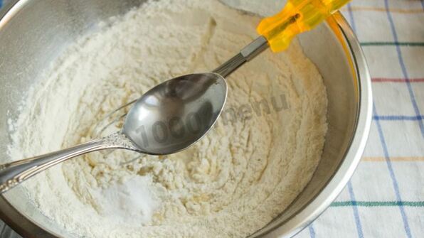 шарлотка на сковороде с яблоками