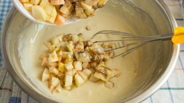 шарлотка на сковороде с яблоками