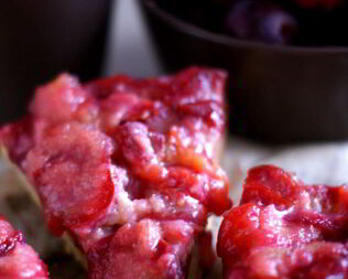 Шарлотка по-осеннему со сливами