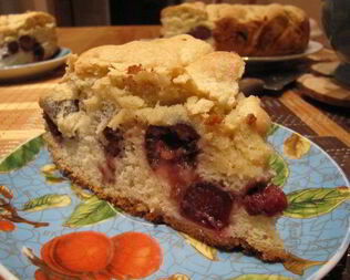 Шарлотка с черешней