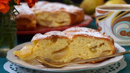 Шарлотка с грушами