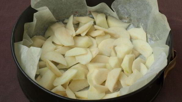 шарлотка с грушами